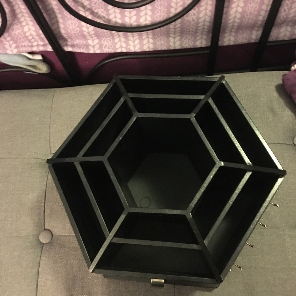 Makeup storage - Picture 2 of 3